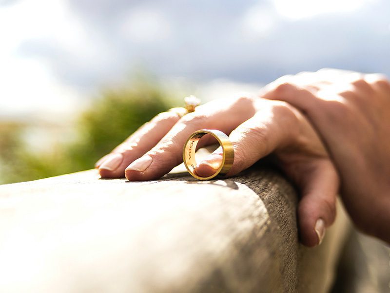 Imagen de persona retirando su anillo de casados