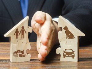 Imagen de abogado dividiendo una vivienda