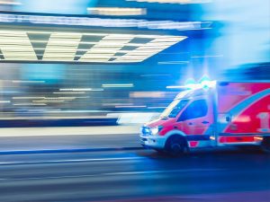 Imagen de ambulancia en dirección a un hospital